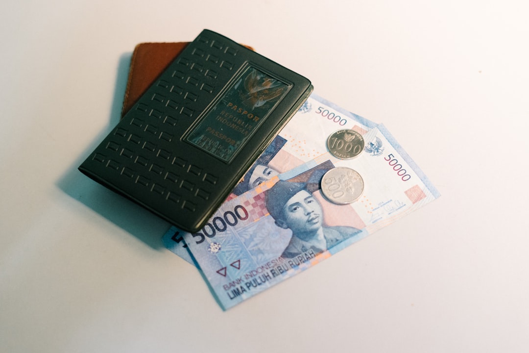 Buku catatan anggaran dan uang rupiah di atas meja