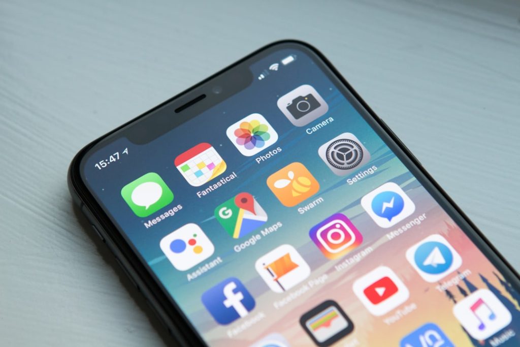 layar smartphone menampilkan aplikasi marketplace