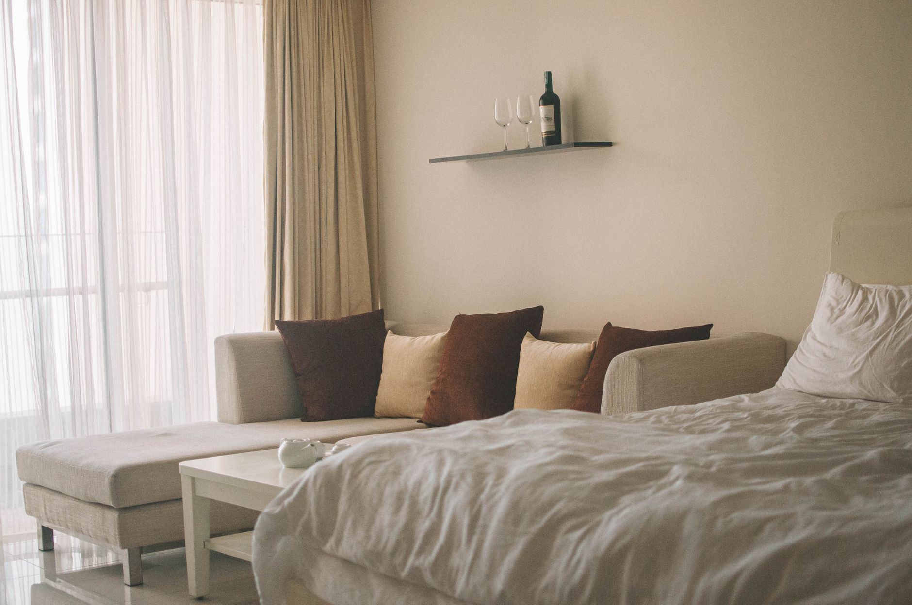 Jar tabungan di kamar apartemen