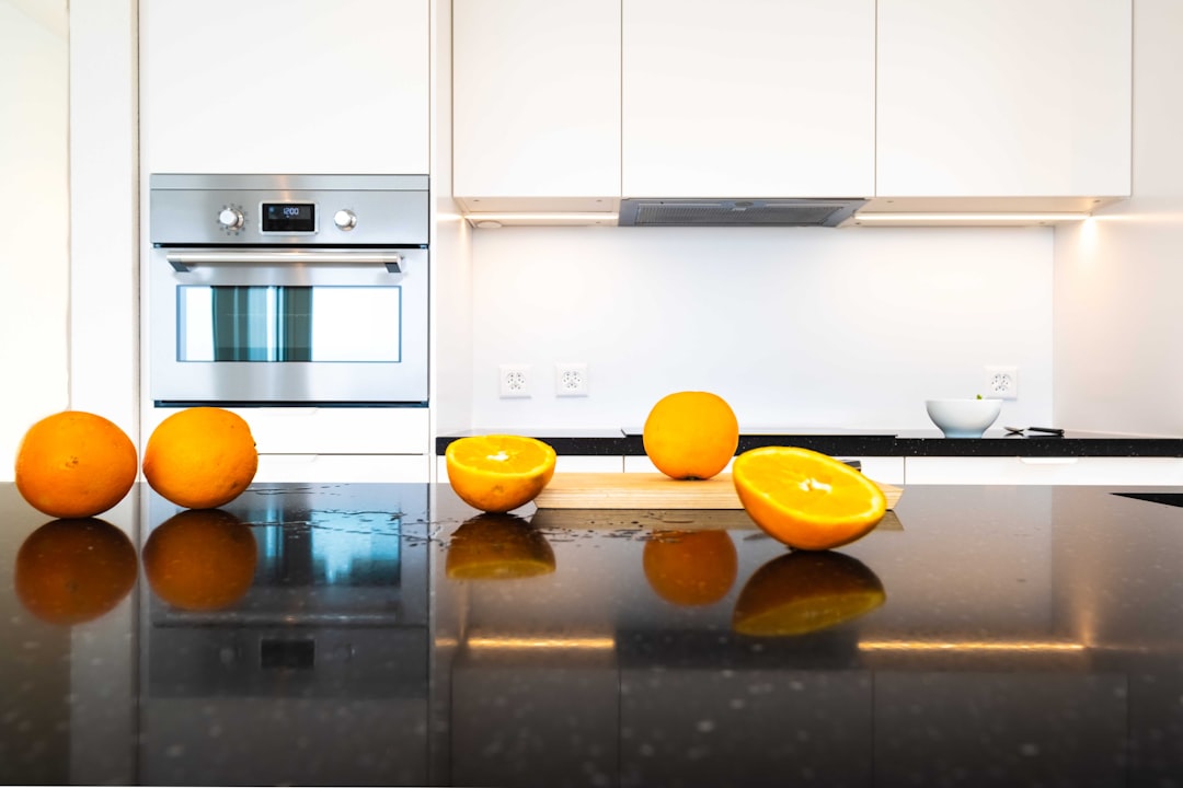 Meja dapur rumah dengan peralatan masak