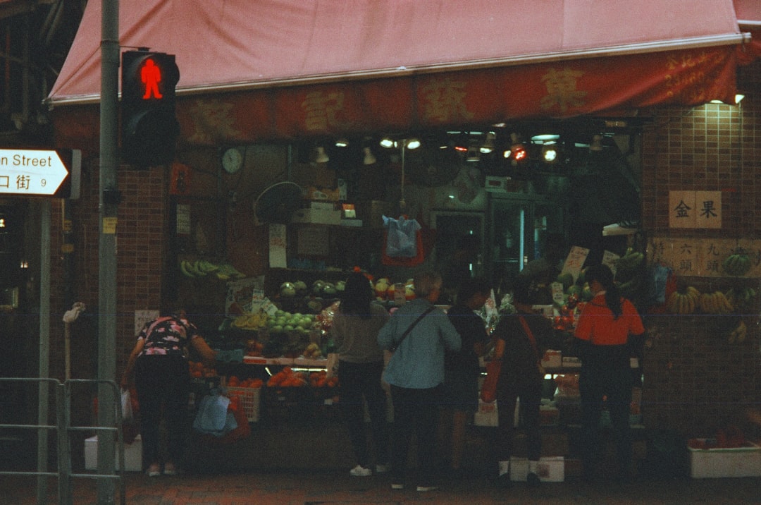 Pasar kota di pagi hari dengan gerobak