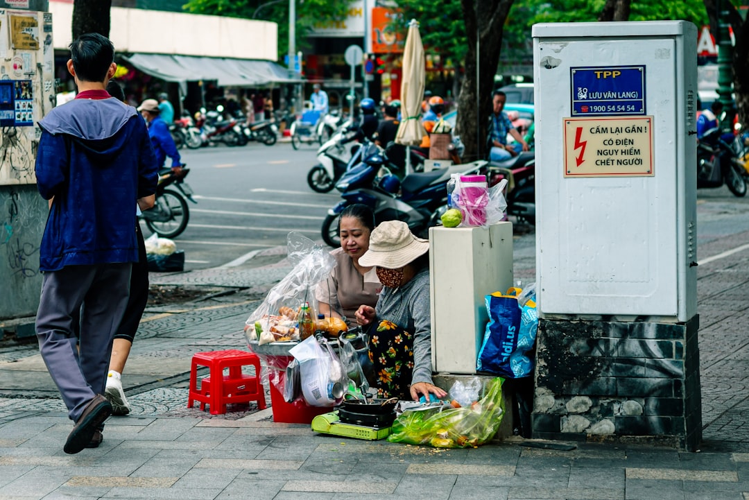 Pedagang kaki lima menata produk di jalanan kota