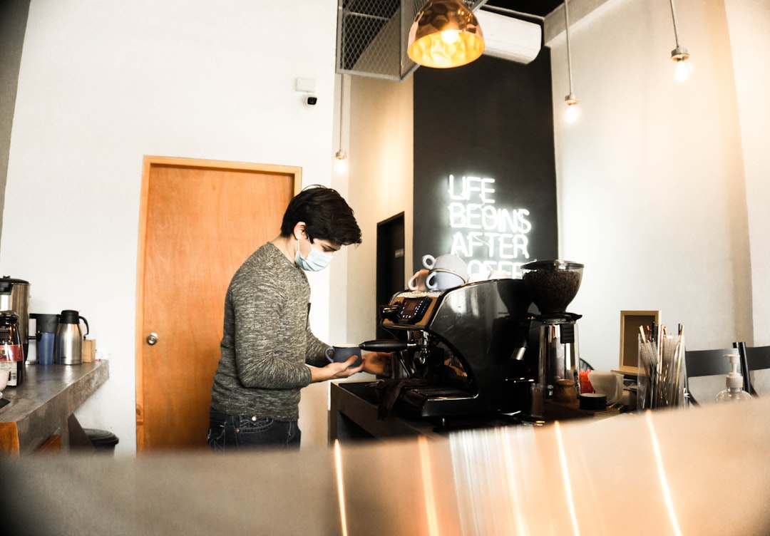 Interior kedai kopi dengan laptop dan buku catatan