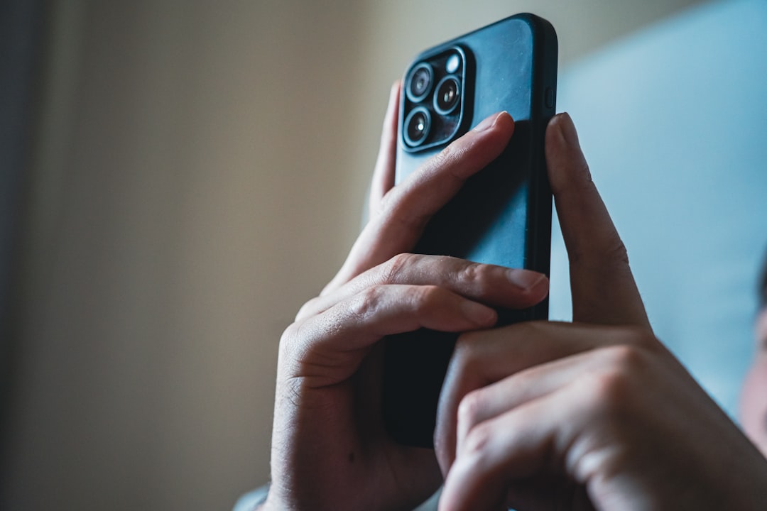 Tangan memegang smartphone baru