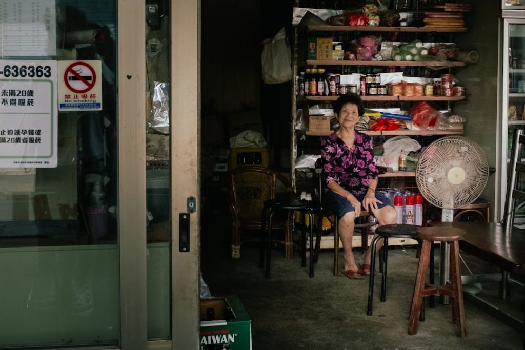 Pemilik warung kecil sedang memeriksa smartphone