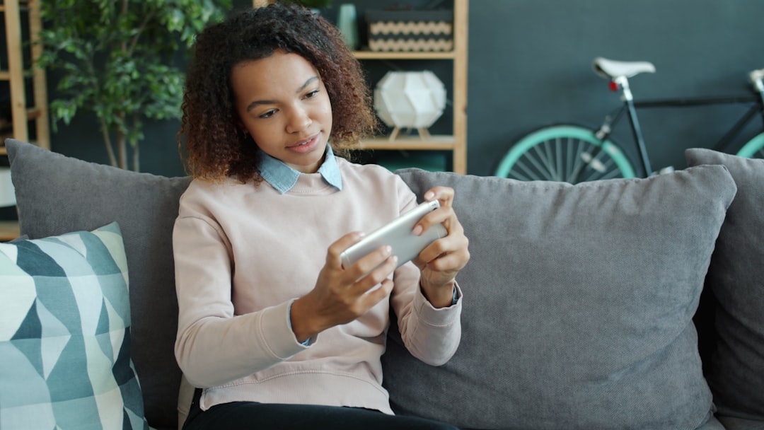 Wanita muda memeriksa aplikasi keuangan di tablet