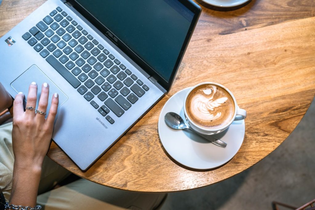 Freelancer kerja di kafe dengan laptop