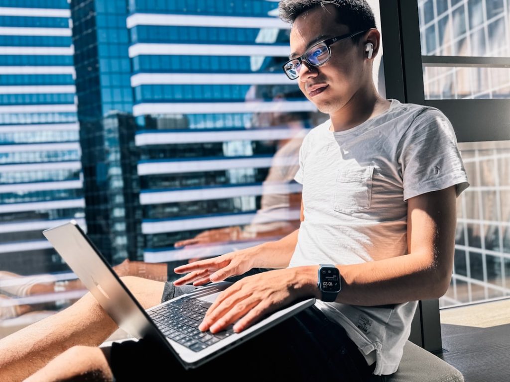 Freelancer muda sedang bekerja dengan laptop