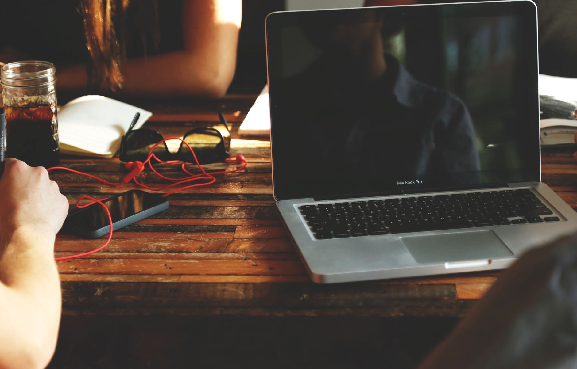 Ruang coworking urban dengan meja kerja