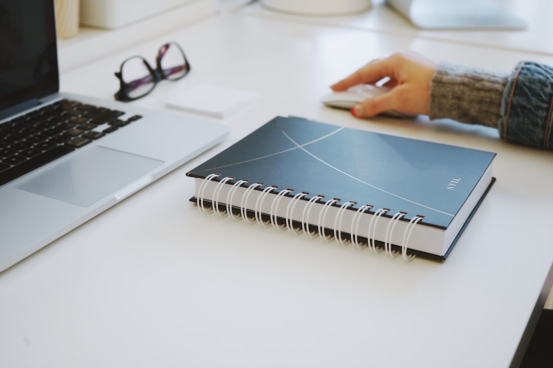 Orang menghitung pengeluaran dengan notebook