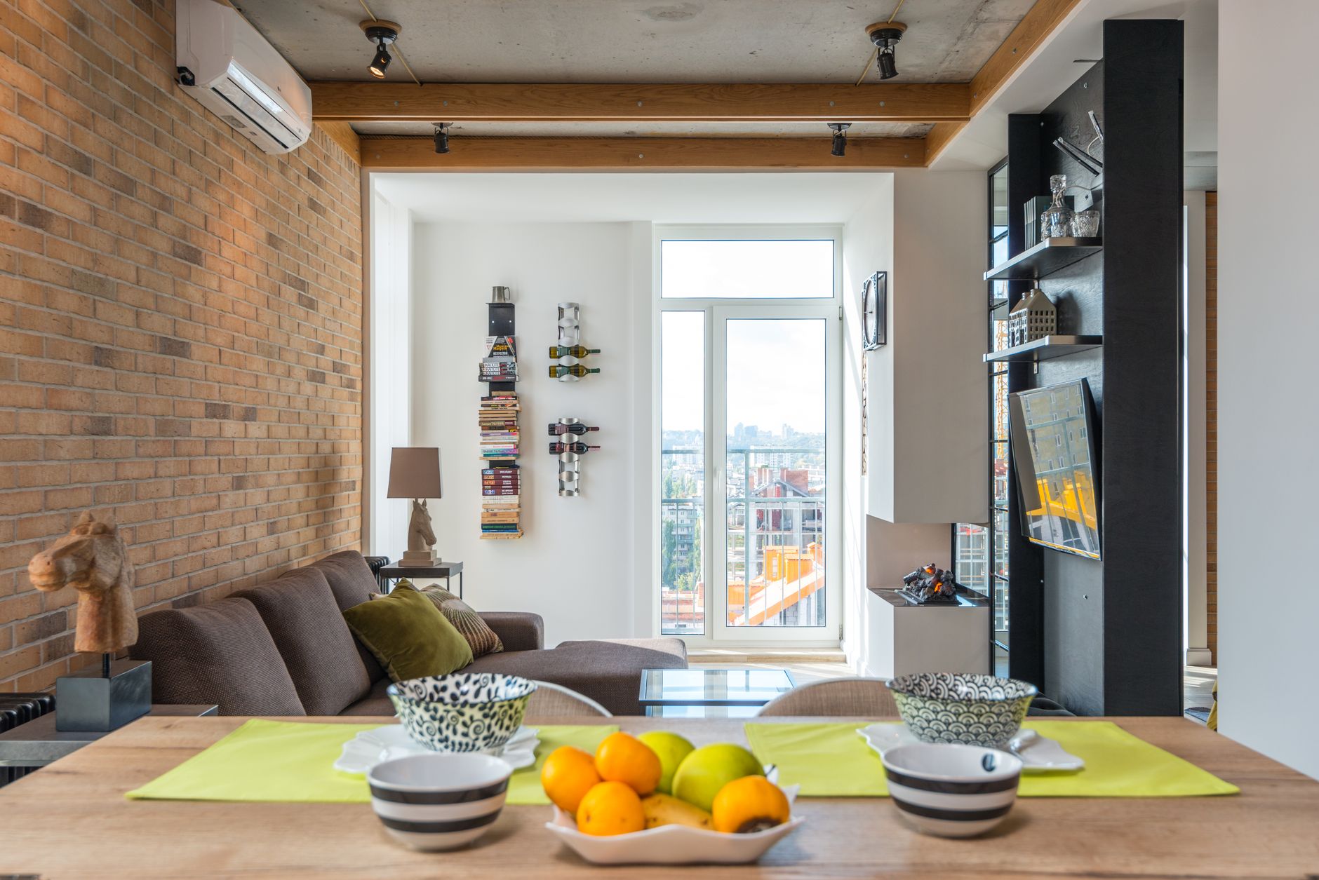 Ruang tamu apartemen kota modern