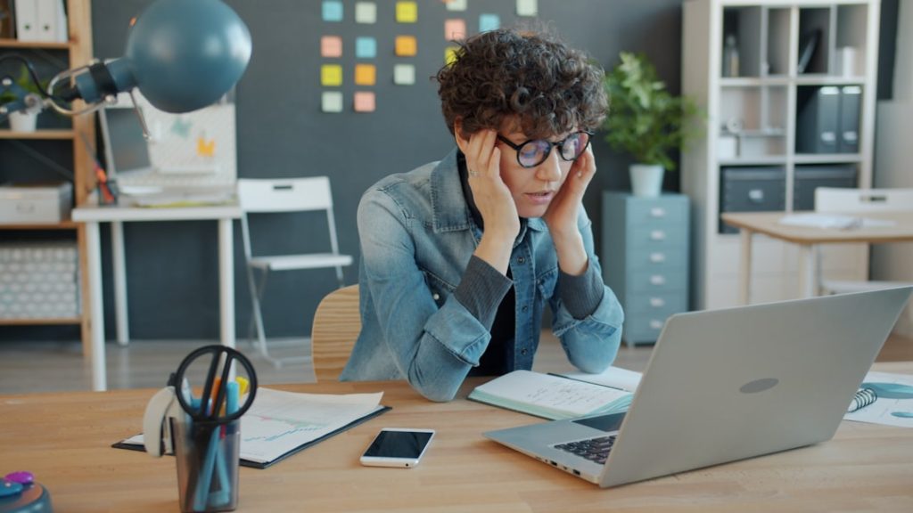 Pekerja kantor lembur di depan laptop