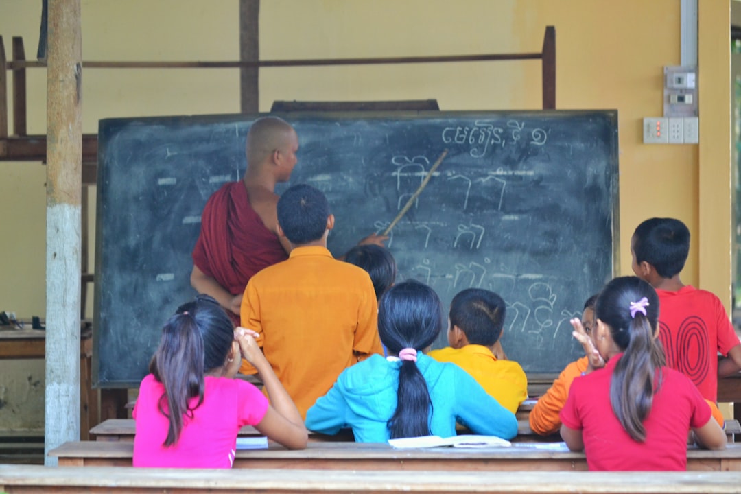 Orang tua membayar uang sekolah