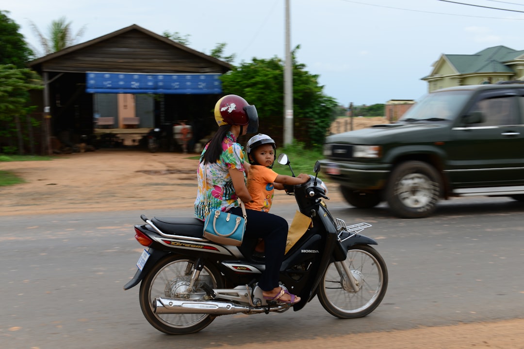 Pengemudi motor dengan kursi anak