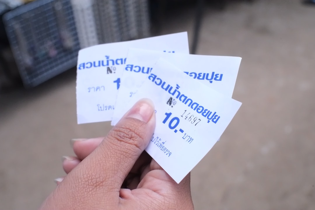 Tangan memegang boarding pass pesawat