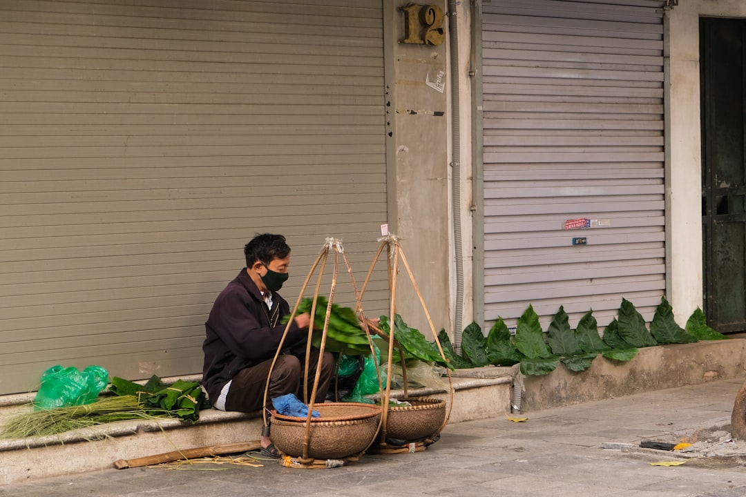 Pedagang pasar tradisional menimbang sayuran dengan timbangan