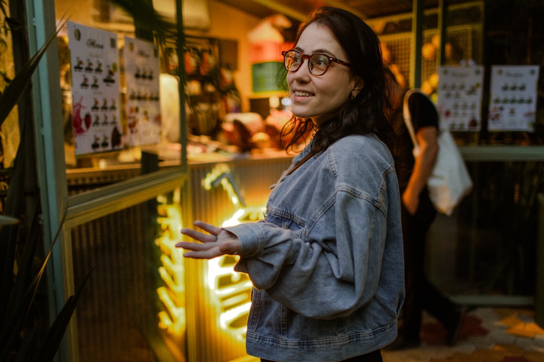 Wanita membandingkan harga kos di layar laptop