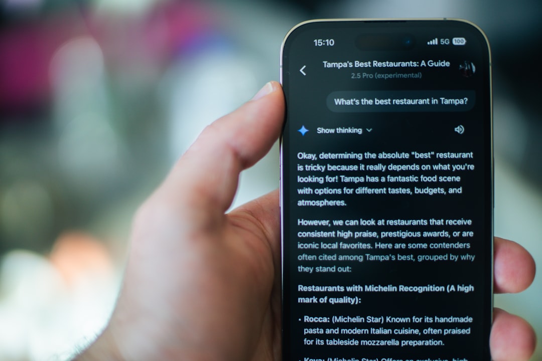 Tangan memegang ponsel dengan struk digital