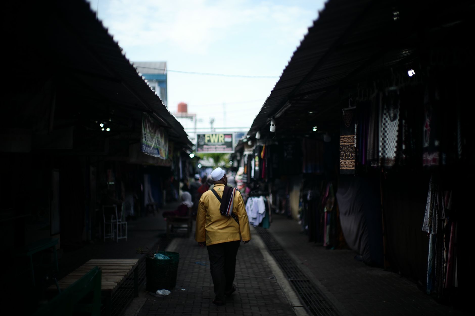 Suasana pasar tradisional Indonesia