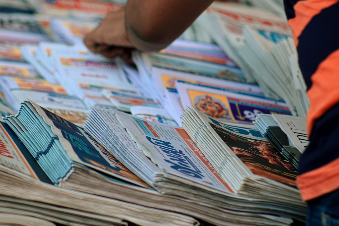 Tangan menghitung uang kertas di atas meja
