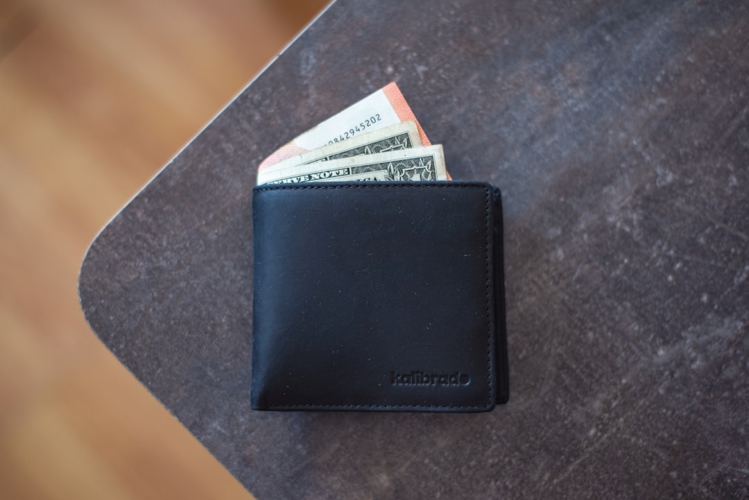 Dompet kecil terletak di atas meja