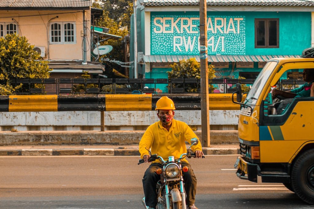 Pengemudi ojek online sedang menunggu penumpang