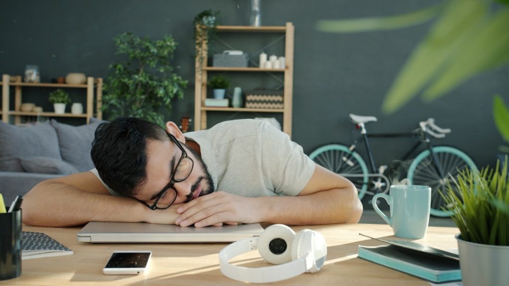 Freelancer muda bekerja dengan laptop di kafe