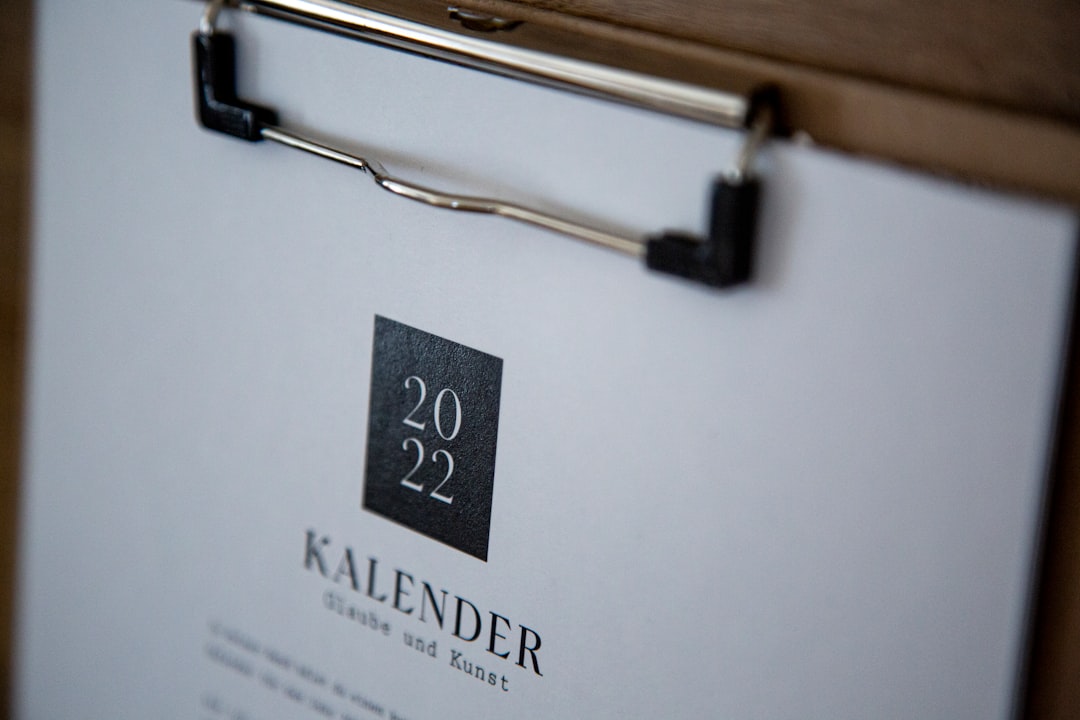 Kalender dinding dengan stiker bulanan