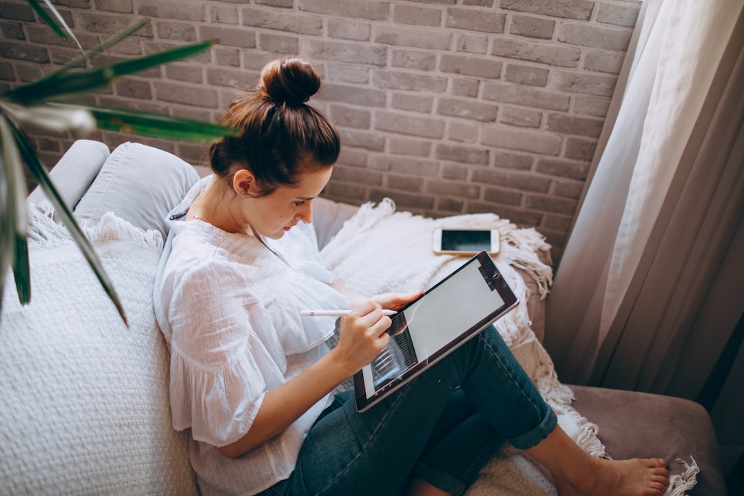 Orang memeriksa keuangan di tablet