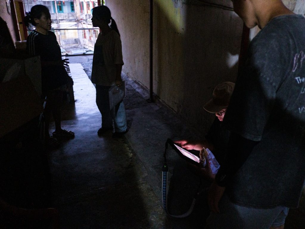 Pekerja migran mengirim uang ke kampung lewat transfer