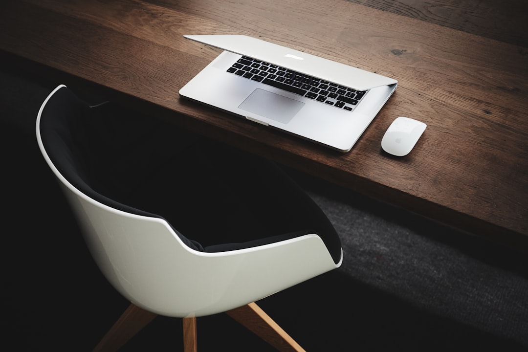 Meja kerja dengan laptop, catatan anggaran, dan gelas kopi