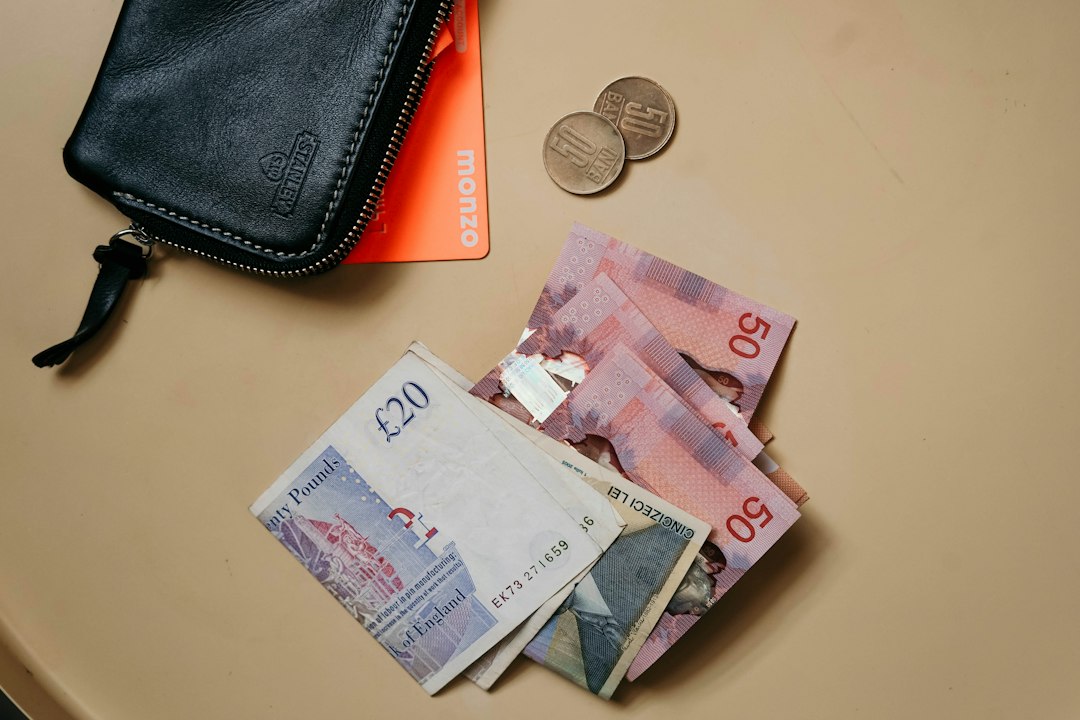 Dompet terbuka dengan uang kertas di atas meja