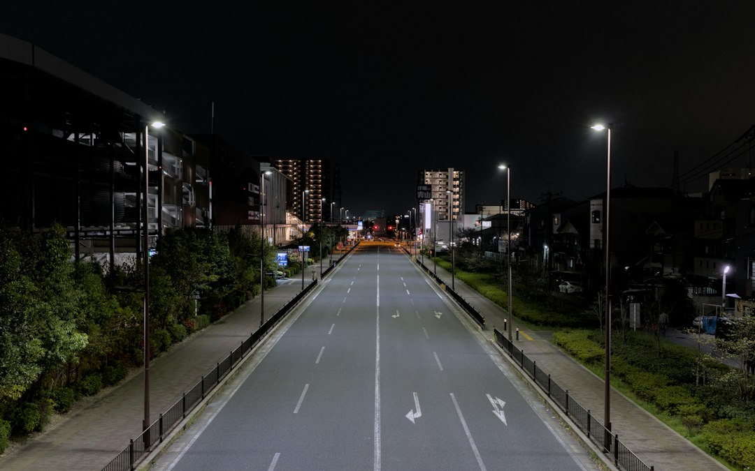 Suasana jalan perkotaan malam hari