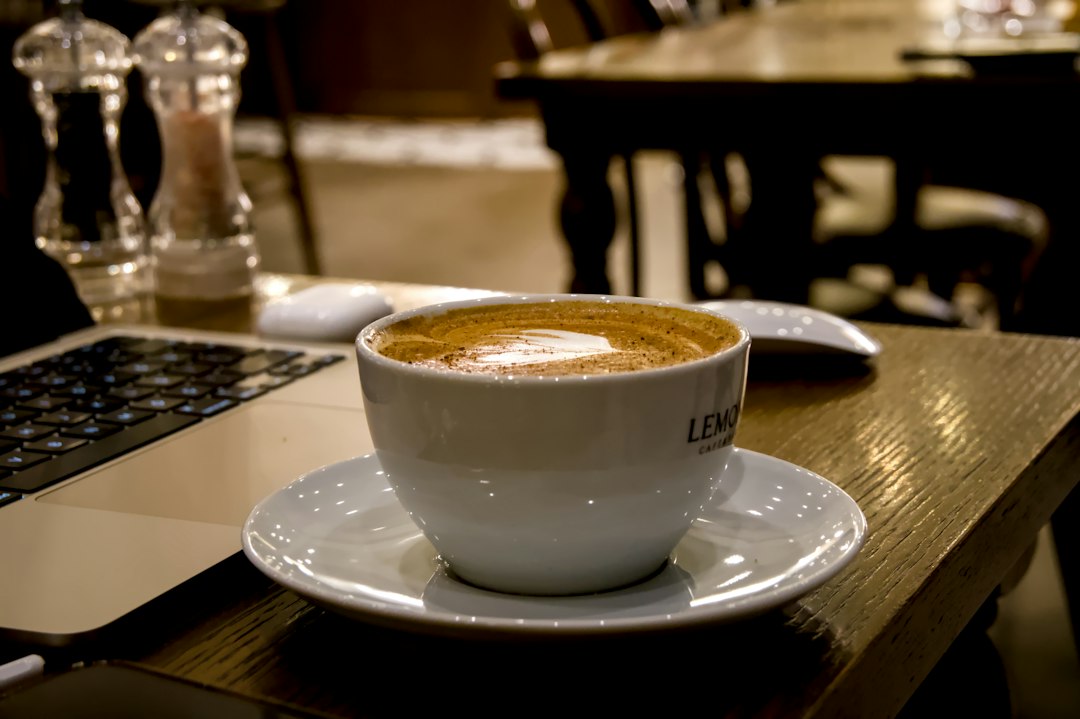 Kartu bank di samping cangkir kopi