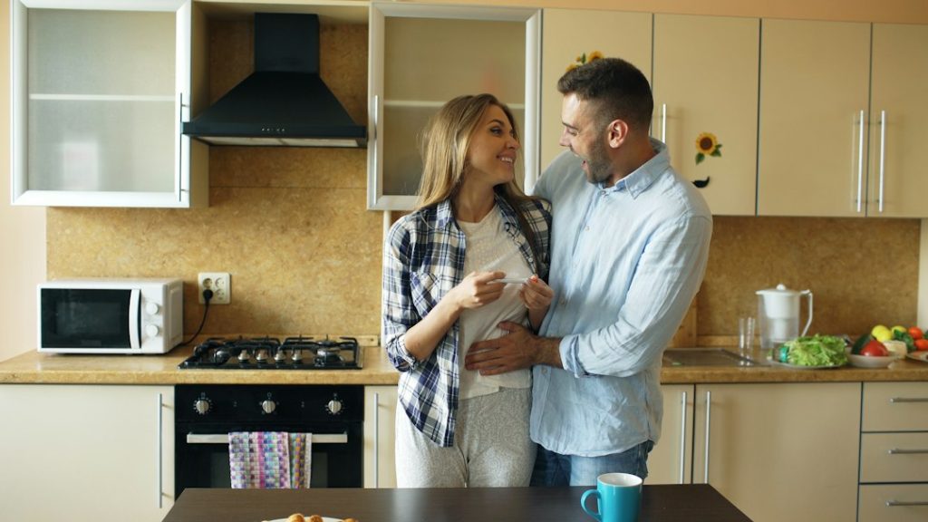 Pasangan muda mengatur anggaran di dapur